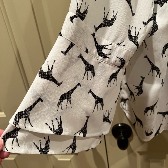 Chico size 16, giraffe print, button front shirt, flare, sleeve - Picture 2 of 2